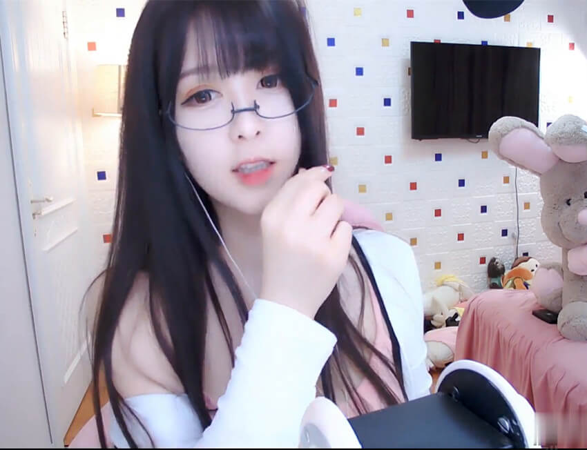 最新斗鱼娜娜Sweet办卡福利ASMR 超刺激的舔耳