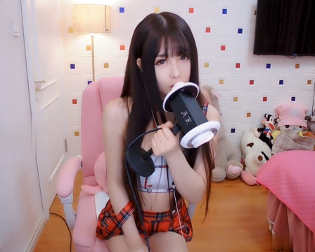 最新娜娜Sweet 可爱短裙装 刺激舔耳ASMR视频