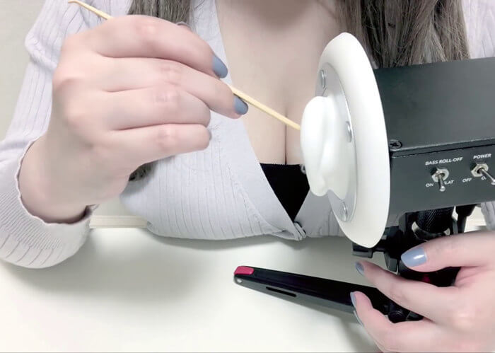 用棉花棒给你掏耳朵