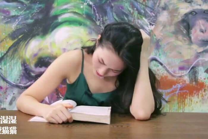 【跳蛋阅读】 漂亮小姐姐呻吟阅读 跳蛋震动等你来撩之秋天的况味