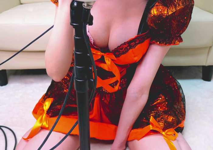 利香ASMR【原创字幕】穿着万圣节服装性感地舔舐耳朵♡