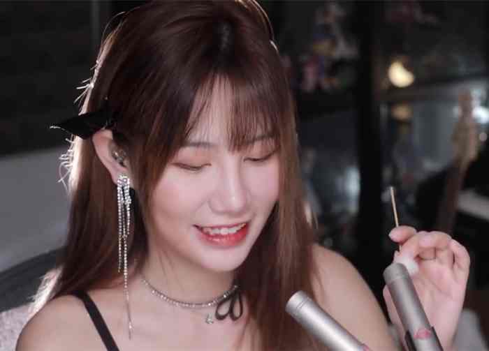 Misa喵老师认真的给你做耳部清理