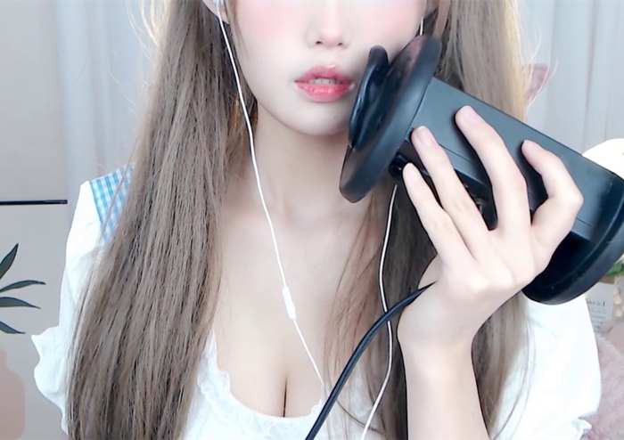 舌头舔舔 奶昔酱