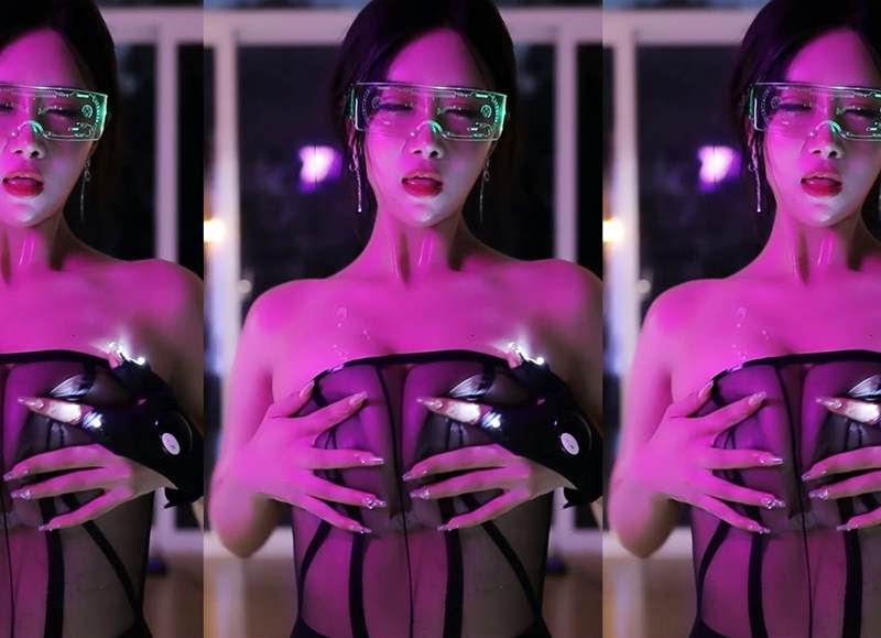 眼镜AI女友吐奶热舞 小恩雅