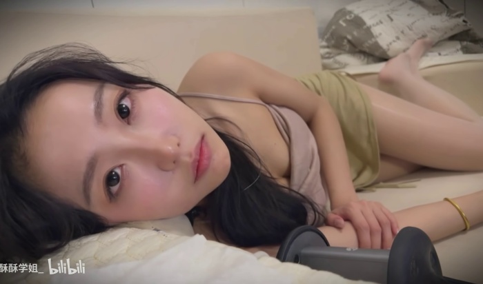 沉浸式第一视角 马油白丝女友搂搂睡觉 酥酥学姐ASMR