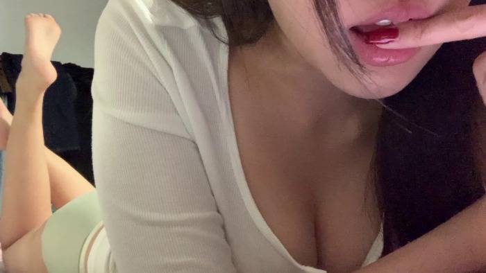 眠羊要睡香香觉 趴在床上舔手指